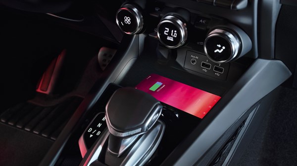 Renault Arkana full hybrid E-Tech - chargeur à induction et détails en teinte ardoise