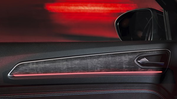 Renault Arkana full hybrid E-Tech - chargeur à induction et détails en teinte ardoise