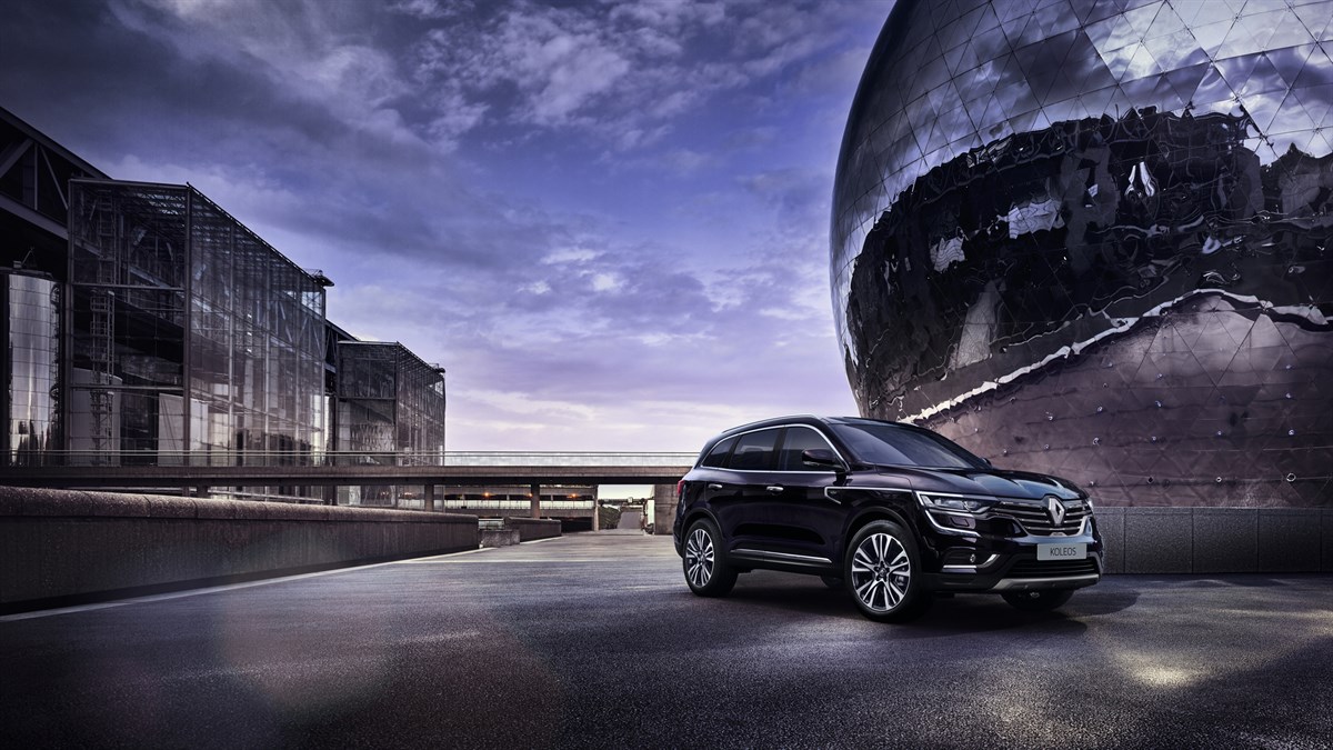 Renault KOLEOS INITIALE PARIS - véhicule devant la Géode de nuit - vue 3/4 avant droit