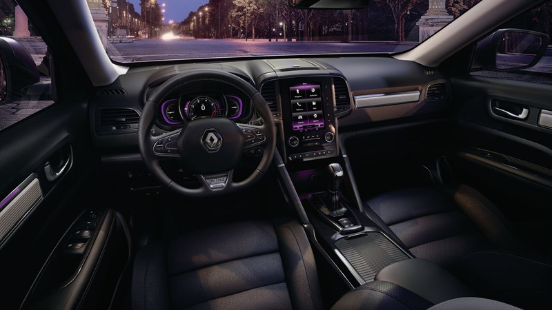 Renault KOLEOS INITIALE PARIS - zoom sur le volant avec le logo INITIALE PARIS