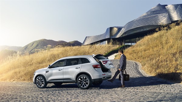 Renault KOLEOS - Un homme ouvre le coffre du véhicule sans utiliser les mains